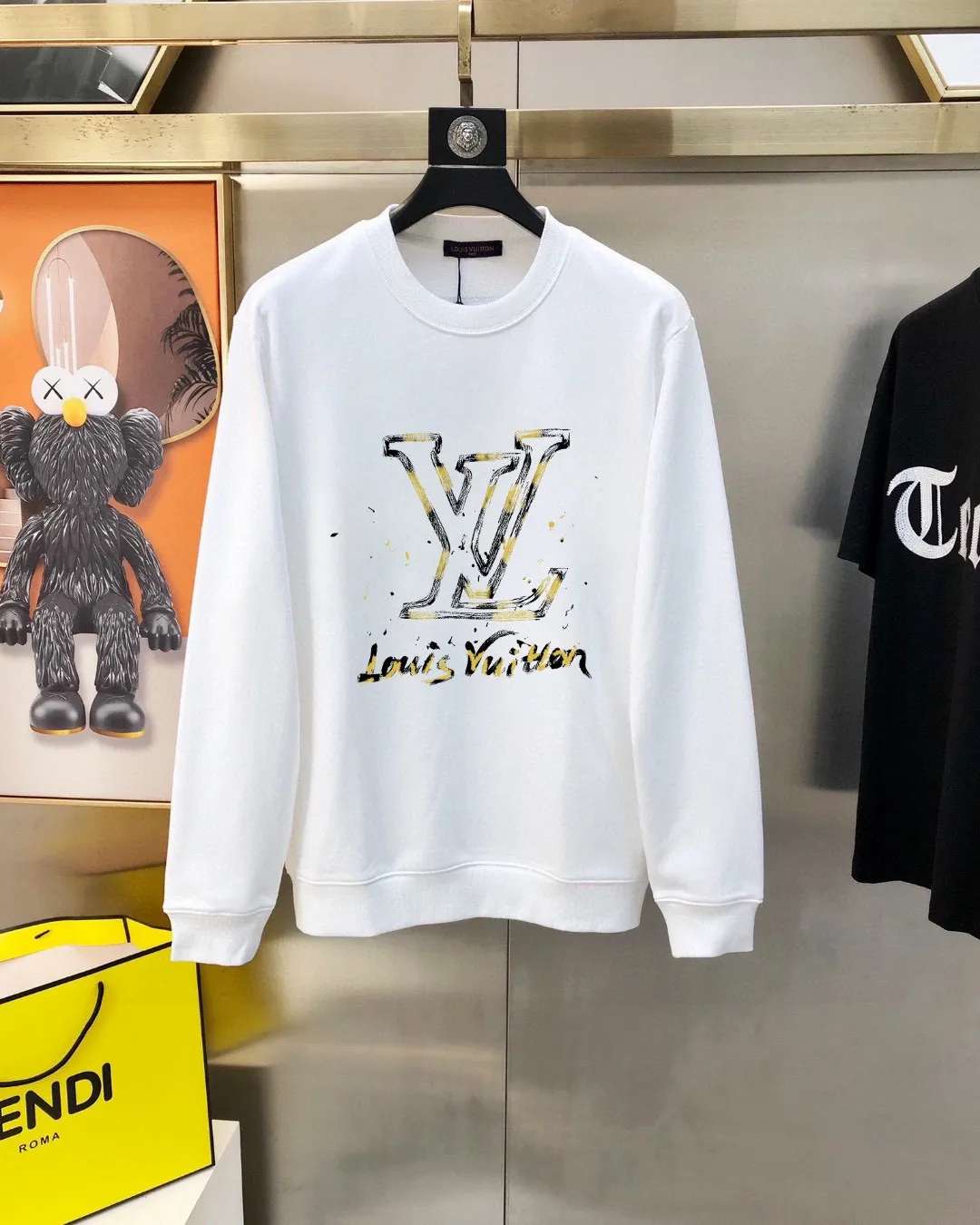 🅿️220 brand [LV Louis Vuitton] (good news for fat people) 2025ss autumn latest long-sleeved round-neck sweatshirt, on sale simultaneously on the official website. Refreshing and breathable. Made of top Tencel Roman. Comfortable and soft. 3D three-dimensional clarity. Super fashion sense. Great for gifting and keeping for yourself. Size: M-5XL (can wear up to 220 pounds)